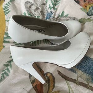 Tamaris White Pump Sz 38